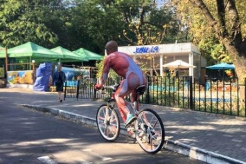 Одесситов шокировал велосипедист без кожи (ФОТО)