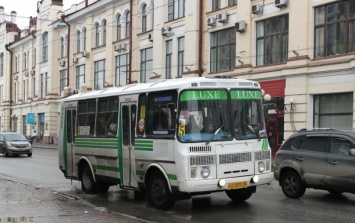 49-летняя женщина выпала из маршрутки в Томске