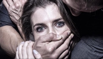 В Волгоградской области группа мужчин дважды изнасиловала девушку на глазах у ее мужа