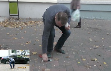 В столице Беларуси к тротуару прибили iPhone 6 Plus и понаблюдали за реакцией прохожих [видео]