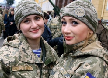 Более тысячи женщин приняты на военную службу по контракту - И.Фриз
