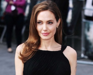 СМИ рассказали о романе Анджелины Джоли с арабским миллионером