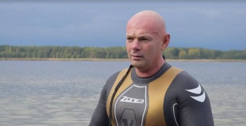 Председатель Волынского облсовета Палица переплыл озеро ради популяризации здорового образа жизни
