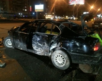 В центре Новосибирска водитель BMW снес забор