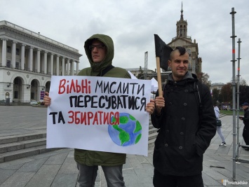 На Майдане в Киеве активисты "били митингующих"