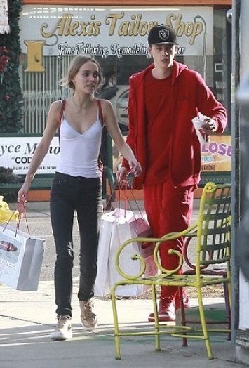 Лили-Роуз Депп со своим бойфрендом Эшем Стайместом на шоппинге в Лос-Анджелесе