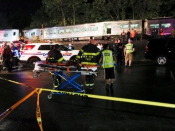 Пассажирский поезд сошел с рельсов близ Нью-Йорка, 11 пострадавших