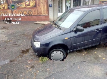 В Черкассах автомобиль попал в открытый люк