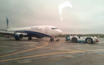 В Домодедово приземлился Boeing-737 без шасси