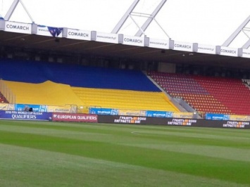 Самый большой в мире флаг Украины развернули на стадионе в Кракове
