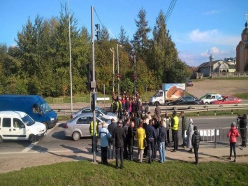 Под Львовом местные перекрывали трассу на Чоп из-за отмены маршрутного рейса в их село