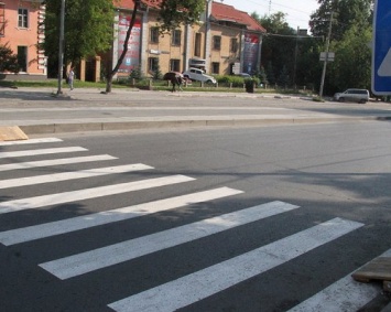 В Москве на пешеходном переходе автомобиль сбил женщину с ребенком