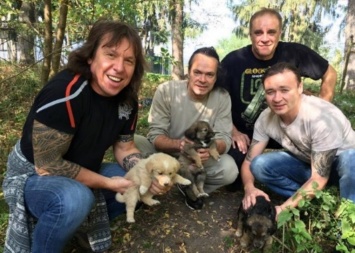 Музыканты группы «Ария» раздают щенков