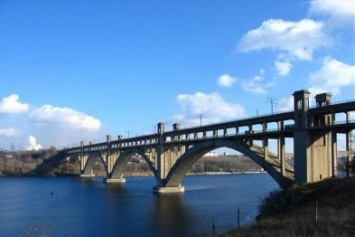 В Запорожье на мосту Преображенского образовалась пробка из-за поломки маршрутки