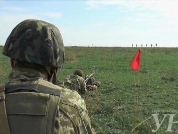 На админгранице с Крымом пограничники провели учебные стрельбы