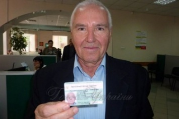 В Херсоне пенсионерам-переселенцам начали выдавать электронные пенсионные удостоверения