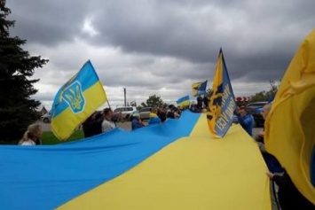 Северодончане развернули в Станице 30-метровый флаг Украины