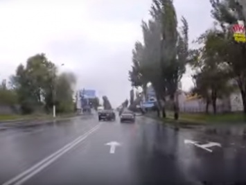 Рискованные маневры мелитопольских водителей едва не привели к ДТП (видео)