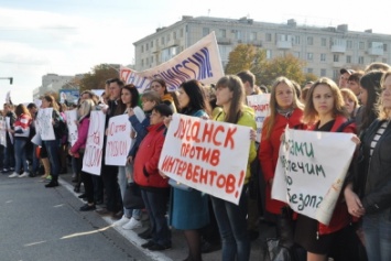В Луганске на митинг против миссии ОБСЕ выгнали бюджетников и школьников (ФОТО)