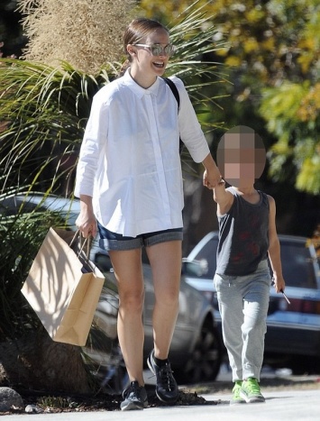 Беременные звезды: Натали Портман на прогулке с сыном