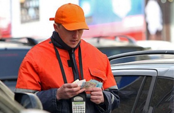 Один парковщик кладет себе в карман от 500 грн в день