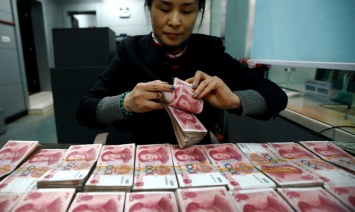 Центробанк Китая ослабил курс юаня до шестилетнего минимума