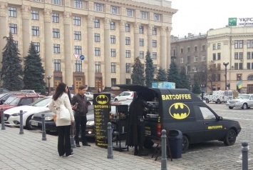 Новость одной картинкой: бэтмобиль Таврия на центральной площади Харькова