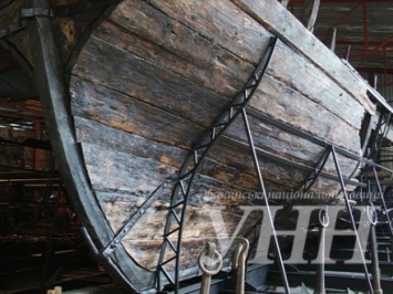 Двеотреставрированные казацкие лодки показали на Хортице
