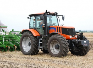 Департамент ЖКХ купил два трактора на 2,2 миллиона гривен