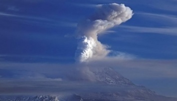 На Камчатке вулкан выбросил 7-километровый столб пепла
