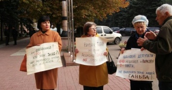 За улицу Парковую и против депутата Танасевич: горожане вышли пикетировать сессию