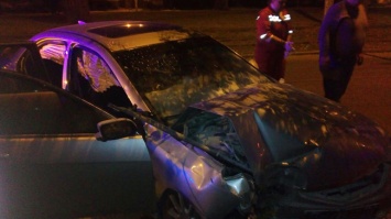На проспекте Пушкина автомобиль врезался в дерево: есть пострадавшие