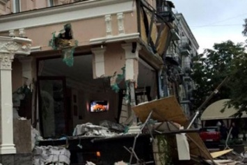 В центре Киева коммунальщики снесли часть ресторана (ФОТО)