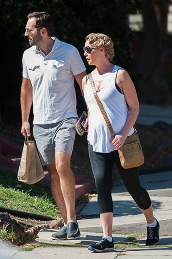 Беременная Кэтрин Хайгл с мужем на прогулке в Лос-Анджелесе