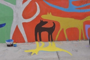Известный художник Гарри Зух научил ялтинских журналистов рисовать лошадок