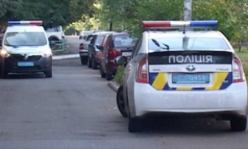В киевской квартире нашли двух мертвых мужчин, рядом - молоток и часть табурета (фото, видео)
