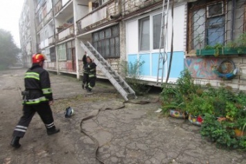 Северодонецкие спасатели во время пожара в общежитии спасли 6 человек