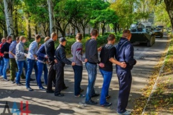 В Донецке провели тренировку, чтобы "голыми руками" остановить "иностранную вооруженную миссию"