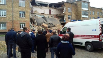 На Киевщине из рухнувшей школы эвакуировали 600 человек