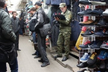 На северодонецком рынке вместе с ботинками продавали контрафактный коньяк и водку