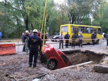 В Киеве автомобиль три ночи провел на дне ямы посреди дороги