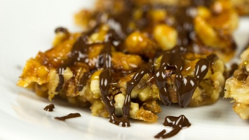 Грильяж с грецкими орехами, арахисом и шоколадной глазурью. Очень вкусный!