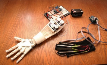 Ученые разработают «человеческие» руки для космического робота