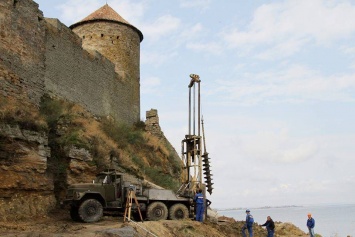 Строители укрепляют северную стену Аккерманской крепости