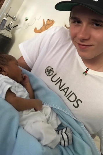 Бруклин Бекхэм растрогал снимком с новорожденным малышом