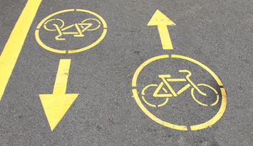 На Оболонской набережной ликвидируют велосипедную дорожку