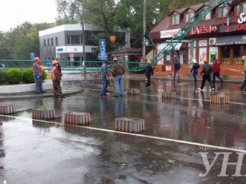 Строительный кран в Одессе раздавил автомобиль