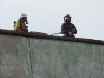 Спасатели тушили, загоревшуюся из-за непогоды, крышу училища (фото)