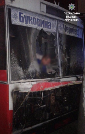 В Черновцах патрульные потушили огонь в кабине троллейбуса