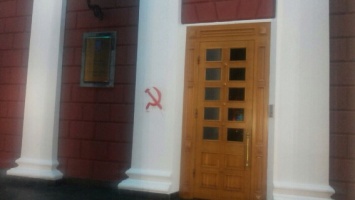 Бунтарь: 30-летний мужчина нарисовал на Одесской мэрии серп и молот и был задержан полицией